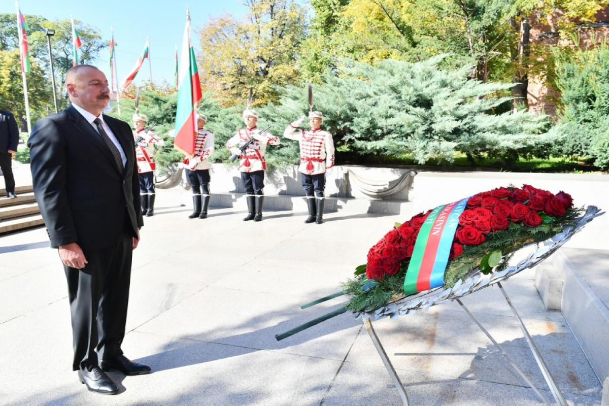 Президент Азербайджана посетил могилу Неизвестного солдата в Софии