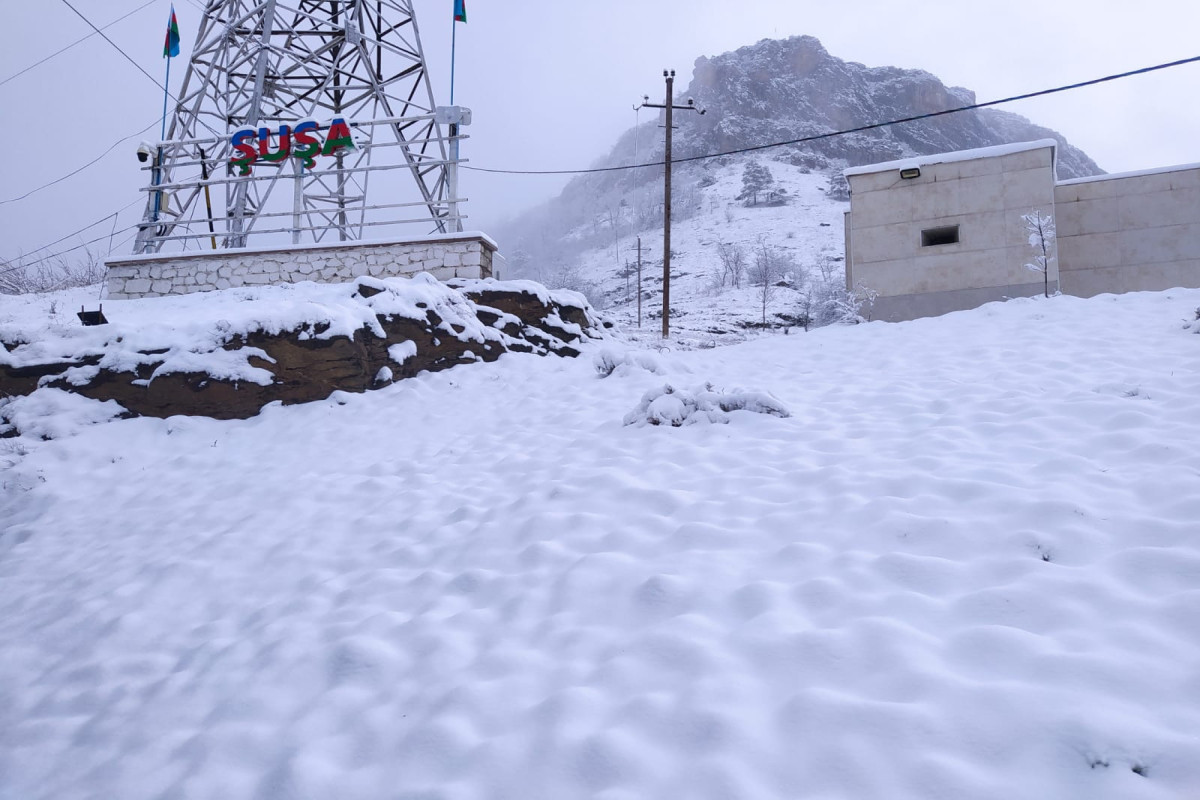 В Шуше выпал снег, на дорогах образовался гололед