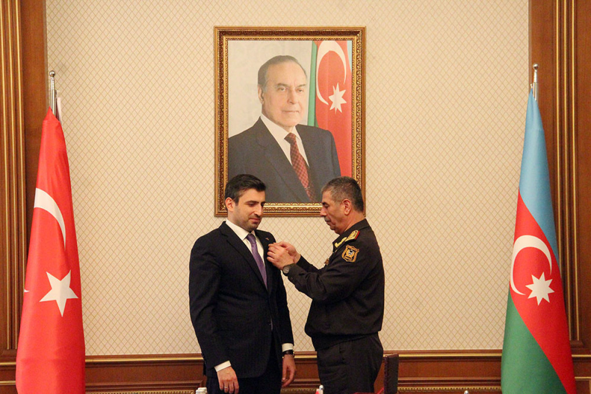 Zakir Həsənov Selçuk Bayraktarla görüşüb, onu medalla təltif edib - FOTO 