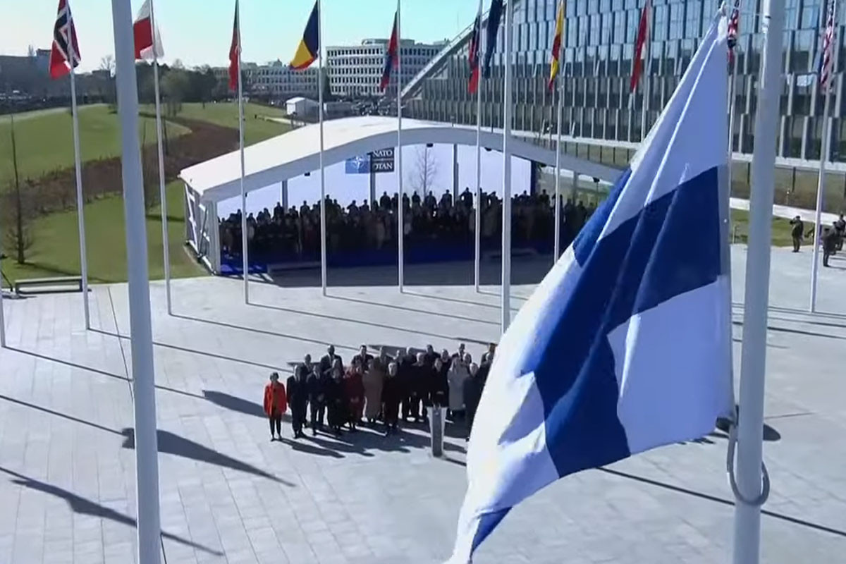 NATO-nun mənzil qərargahının qarşısında Finlandiyanın dövlət bayrağı qaldırılıb - VİDEO  - YENİLƏNİB 