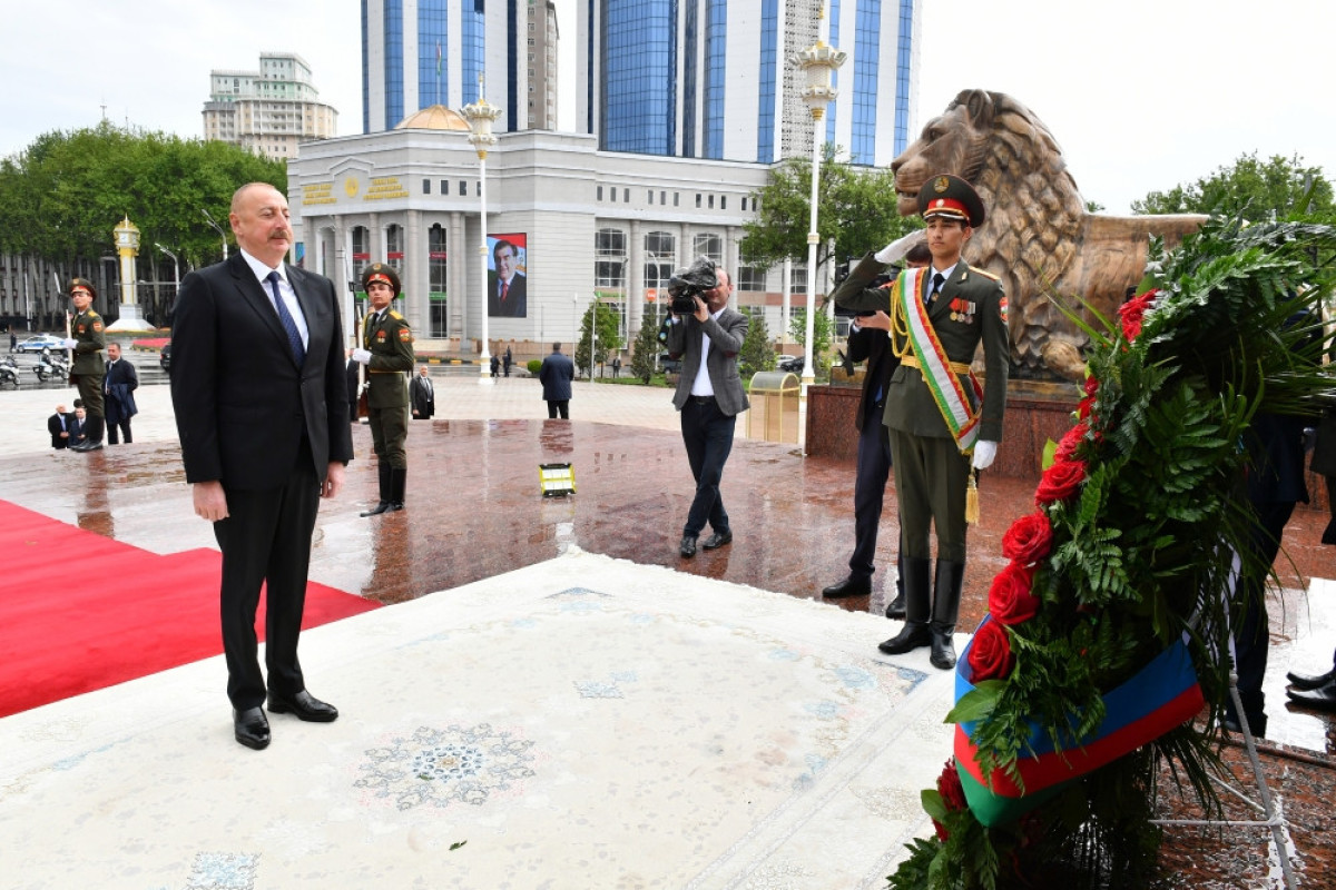 Prezident İlham Əliyev Düşənbədə İsmoili Somoni abidəsini ziyarət edib