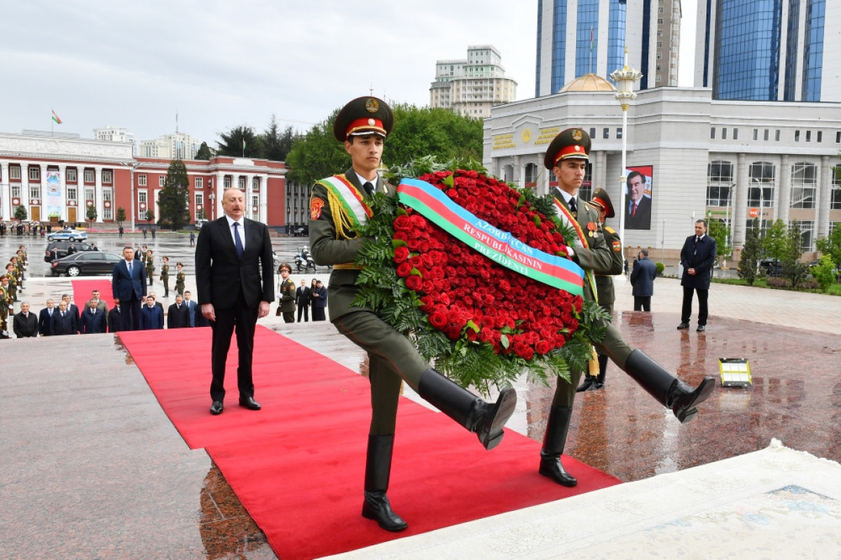 Prezident İlham Əliyev Düşənbədə İsmoili Somoni abidəsini ziyarət edib