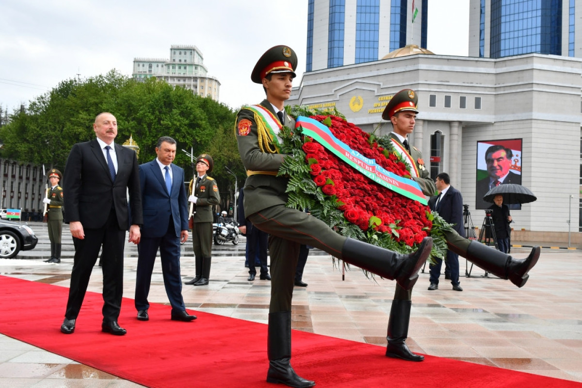 Prezident İlham Əliyev Düşənbədə İsmoili Somoni abidəsini ziyarət edib