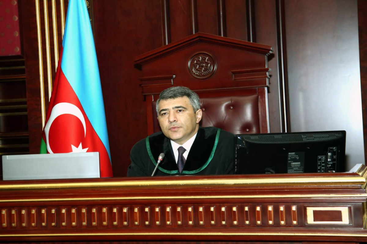 İnam Kərimov hakim kimi and içib
