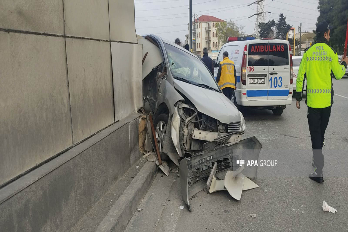 Bakıda avtomobil səkiyə çırpılıb, xəsarət alan var