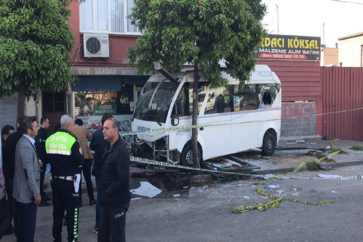 Türkiyədə sərnişin avtobusu dayanacağa çırpılıb, 1 nəfər ölüb