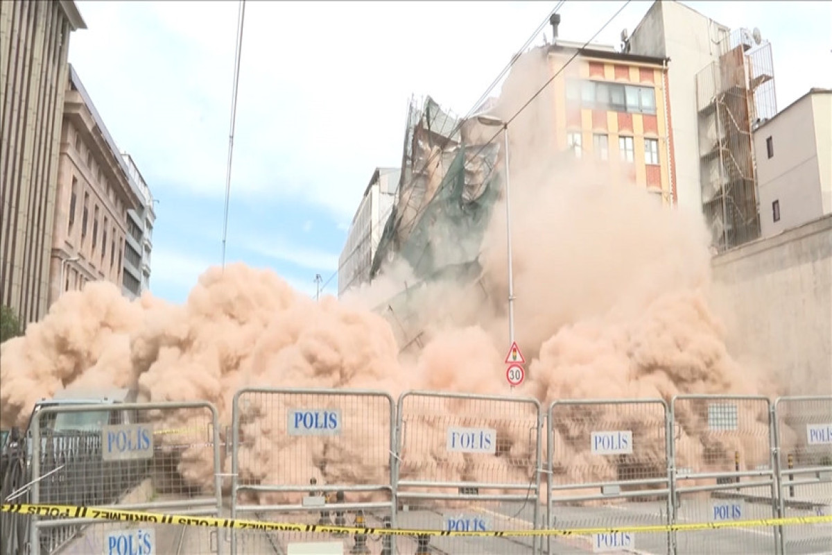 İstanbulda beşmərtəbəli bina çöküb - VİDEO 