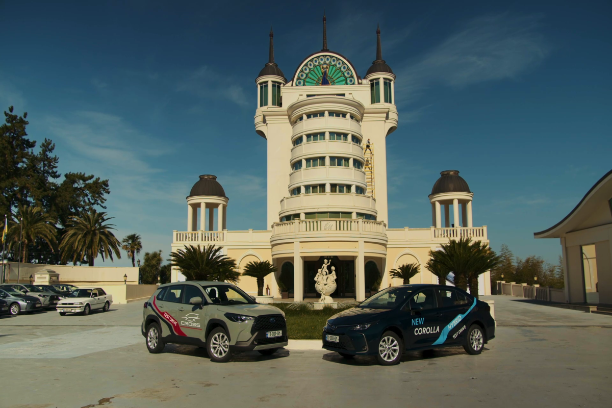 Əfsanəvi Corolla-nın yenilənmiş versiyası və yepyeni Corolla Cross modeli sevənləri ilə görüşüb - FOTO 