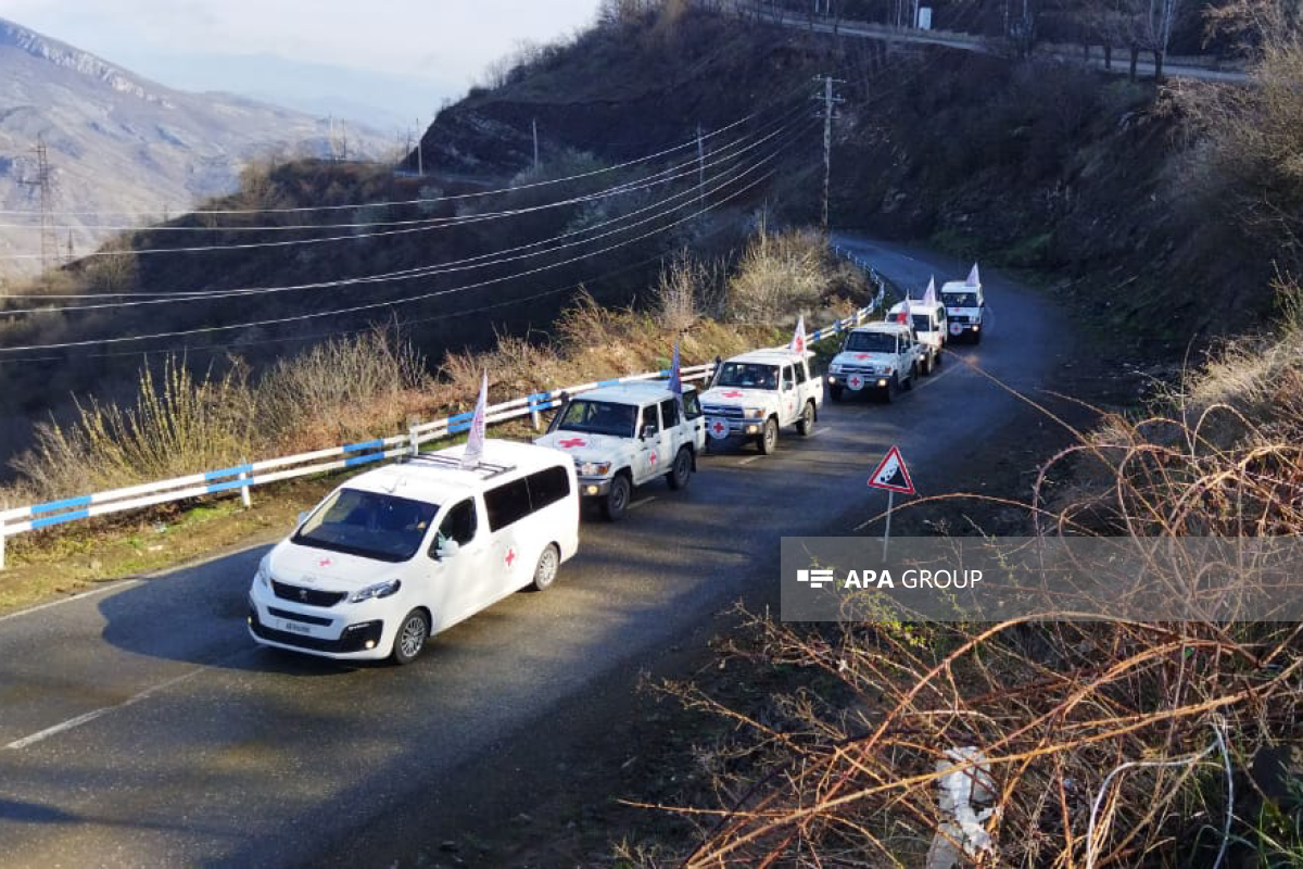 Laçın-Xankəndi yolundan içində erməni əsilli sakinlər olan BQXK avtomobilləri keçib - FOTO  - YENİLƏNİB 