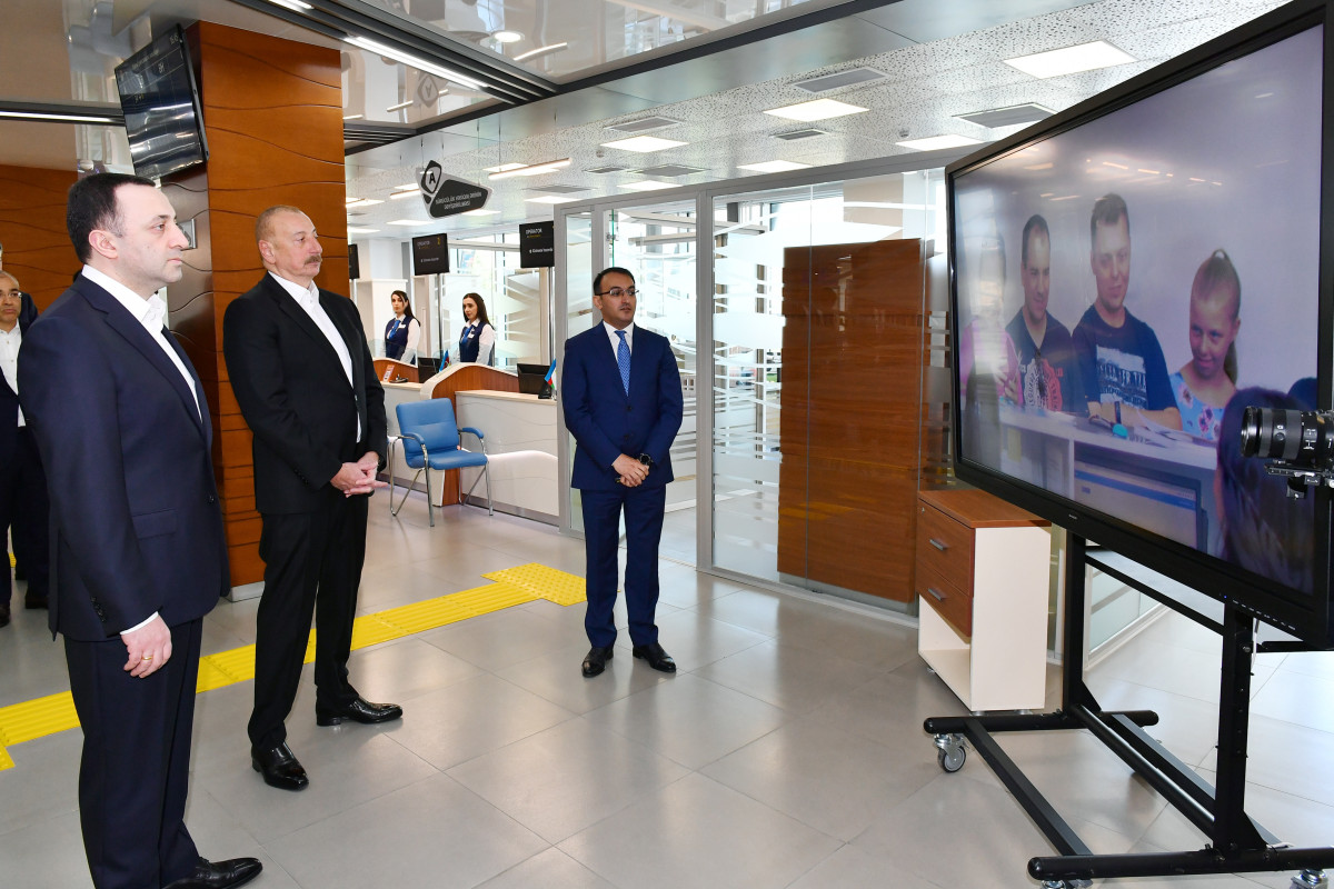 Prezident İlham Əliyev və Baş nazir Qaribaşvili Qəbələ “ASAN xidmət“ mərkəzində olublar