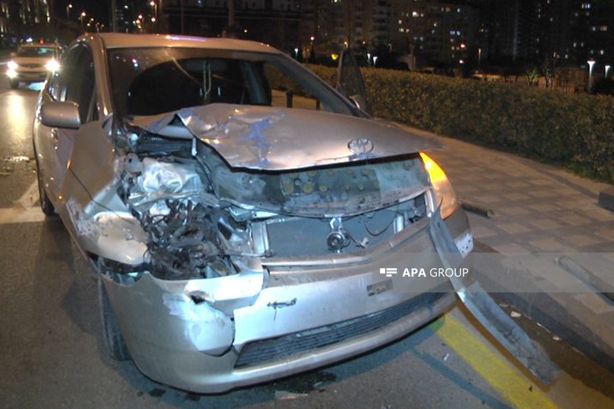 Bakıda “Toyota” və “Mitsubishi” toqquşub - FOTO 