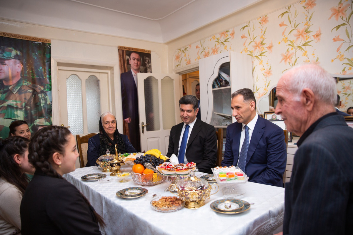 Rəqəmsal inkişaf və nəqliyyat naziri şəhid ailəsini ziyarət edib