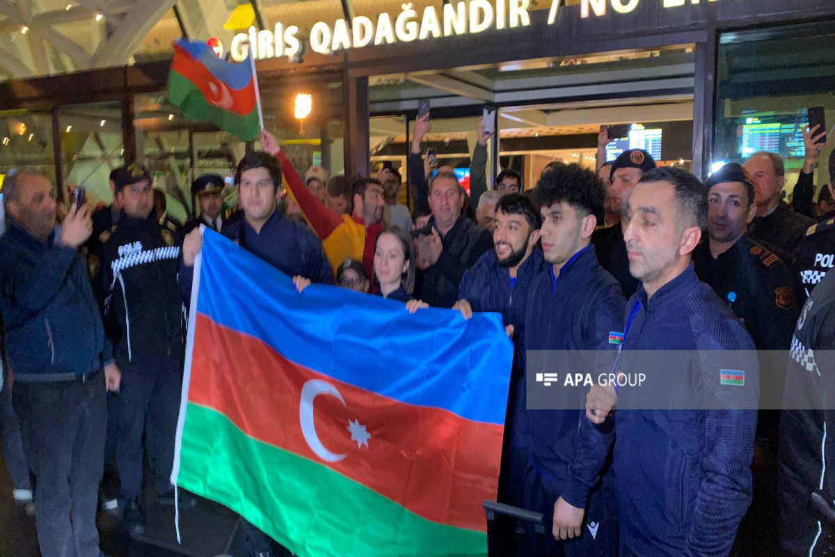 Azərbaycanlı ağır atletlər Vətənə qayıdıblar - FOTO 