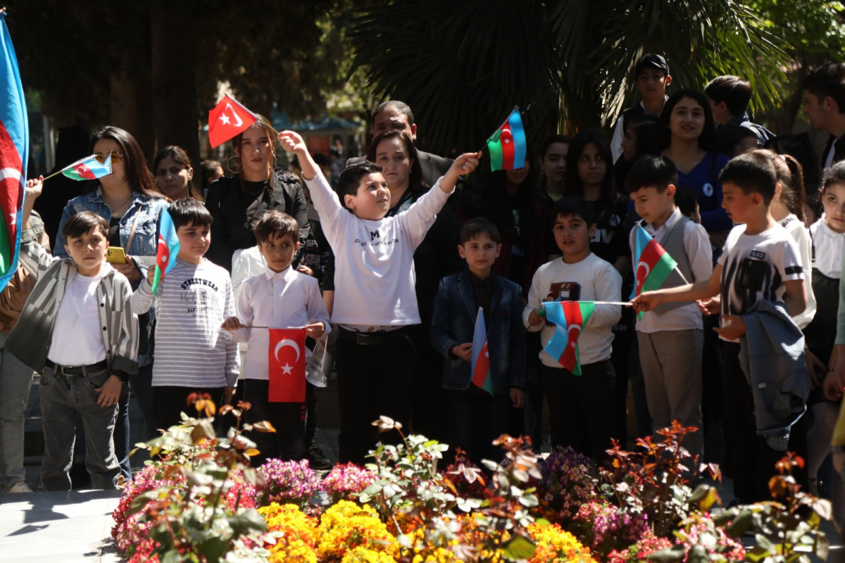 Gəncədə bəstəkar Qəmbər Hüseynlinin məzarüstü abidəsinin ətrafında parkın açılışı olub
