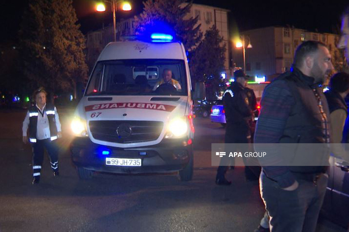 Bakıda minik avtomobili motosikletə çırpılıb, xəsarət alan var - FOTO 