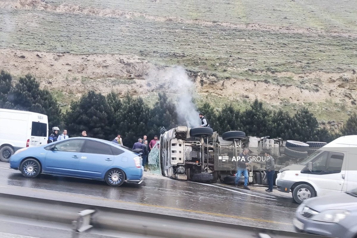 Bakı dairəvi yolunda yük maşını aşıb, xəsarət alan var- FOTO  - YENİLƏNİB 