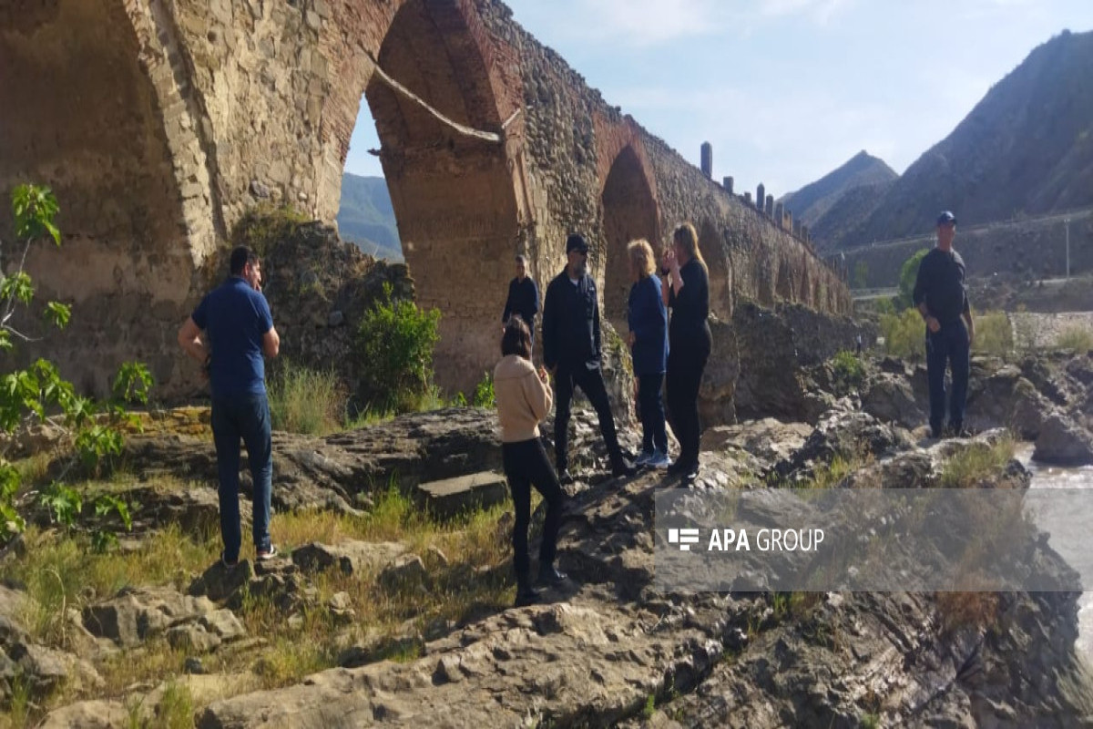 Amerika Azərbaycan Mədəniyyət Fondunun nümayəndə heyəti Xudafərin körpüsündə olub - FOTO  - YENİLƏNİB 