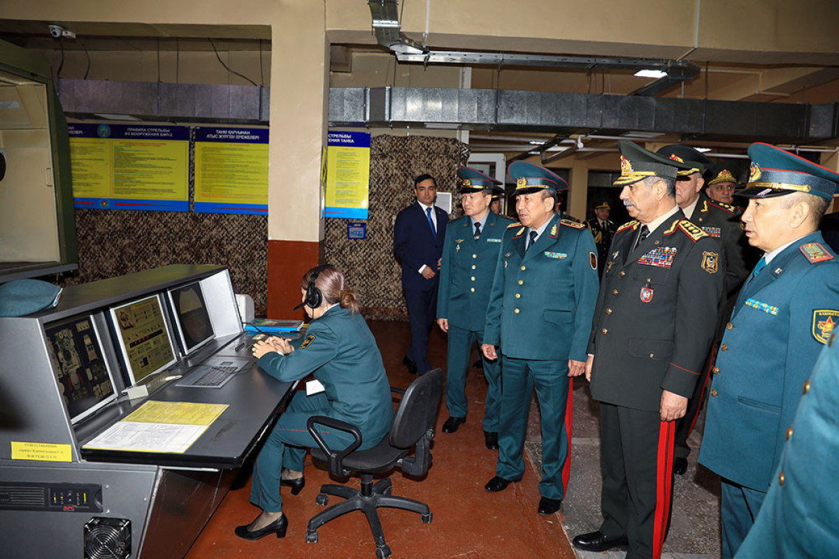 Müdafiə naziri Almatıda Quru Qoşunlarının Hərbi İnstitutunu ziyarət edib - FOTO 
