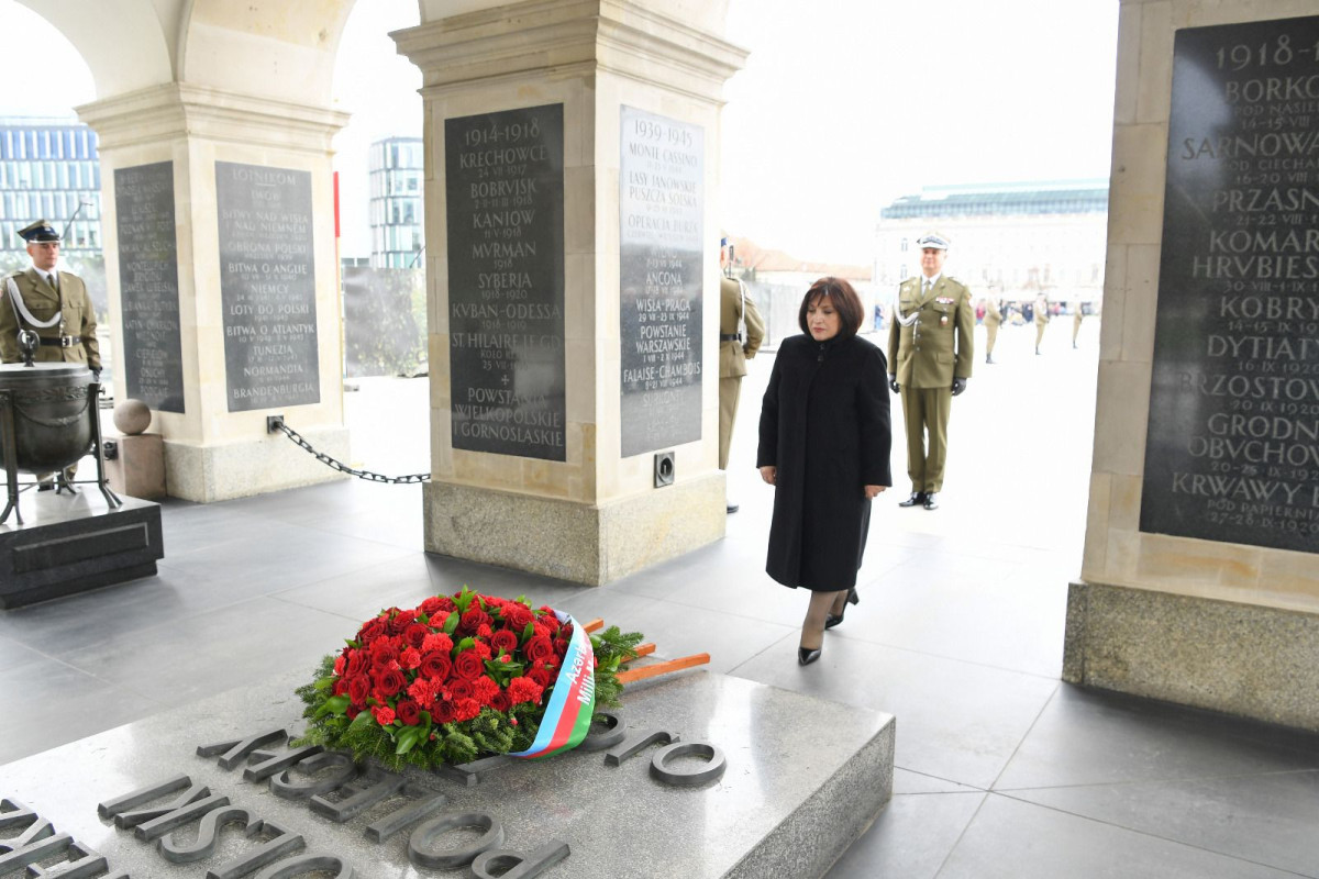 Sahibə Qafarova Varşavada “Naməlum əsgər” abidəsini ziyarət edib - FOTO 