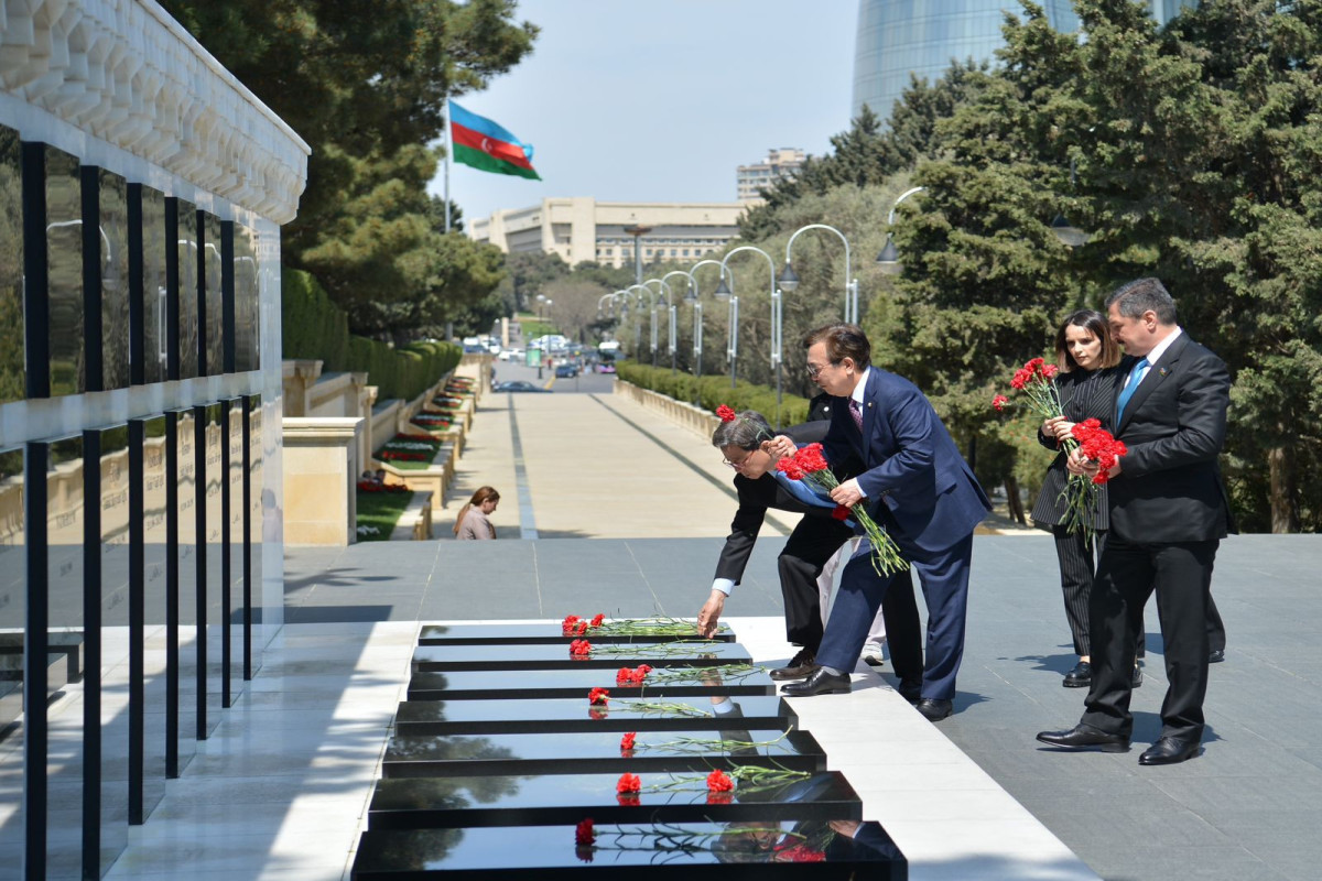 Koreyalı parlamentarilər Şəhidlər xiyabanını ziyarət edib
