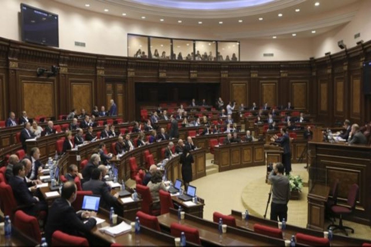 Ermənistan parlamentində dava düşüb - VİDEO 