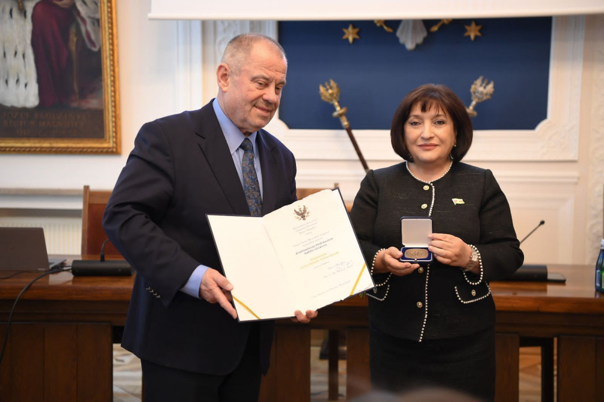 Sahibə Qafarova Varşava Universitetinin Fəxri diplomu və medalı ilə təltif olunub