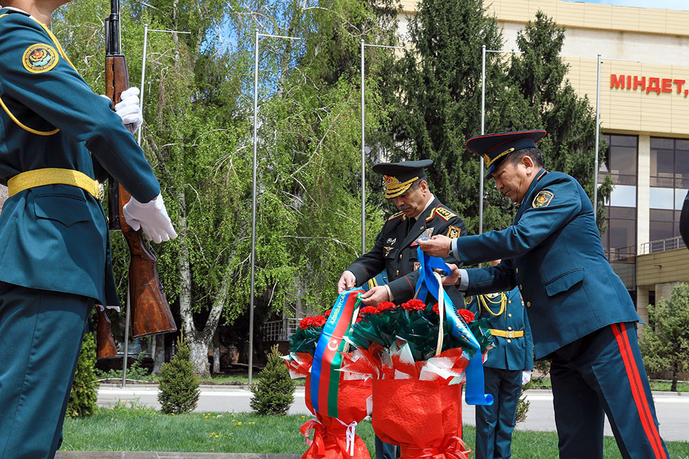 Müdafiə naziri Almatıda Quru Qoşunlarının Hərbi İnstitutunu ziyarət edib - FOTO 