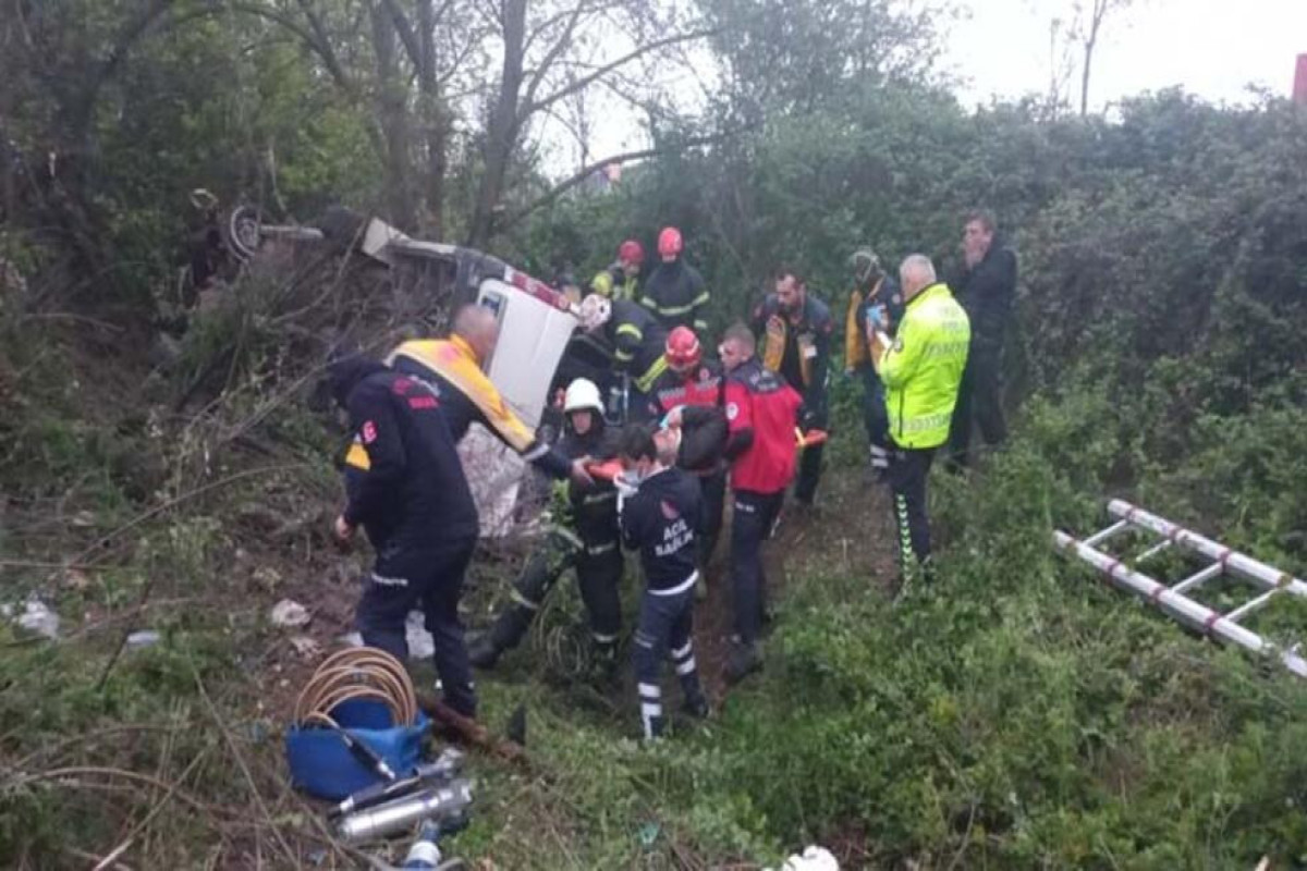 Türkiyədə mikroavtobus aşıb, 13 yaralı var - FOTO 