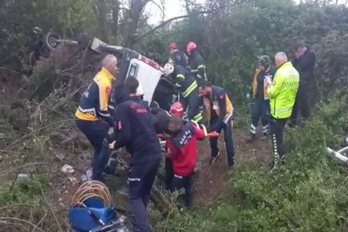 Türkiyədə mikroavtobus aşıb, 13 yaralı var - FOTO 