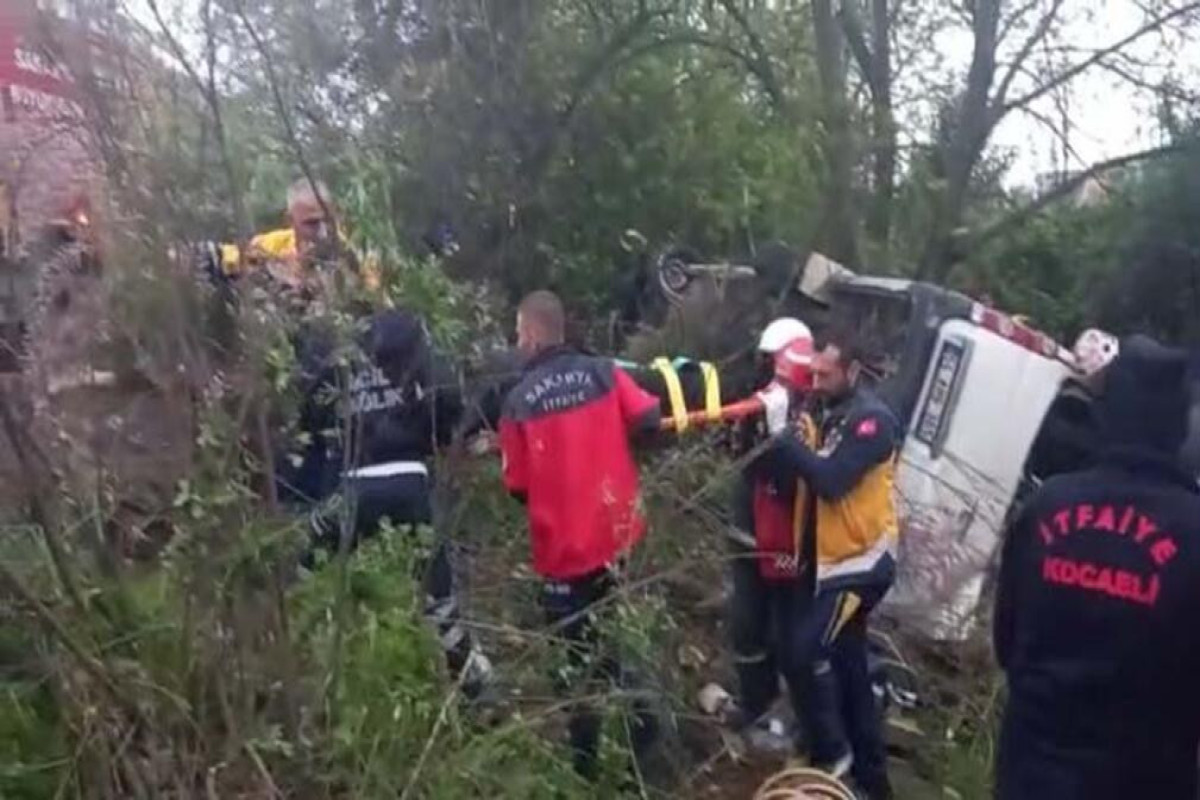 Türkiyədə mikroavtobus aşıb, 13 yaralı var - FOTO 