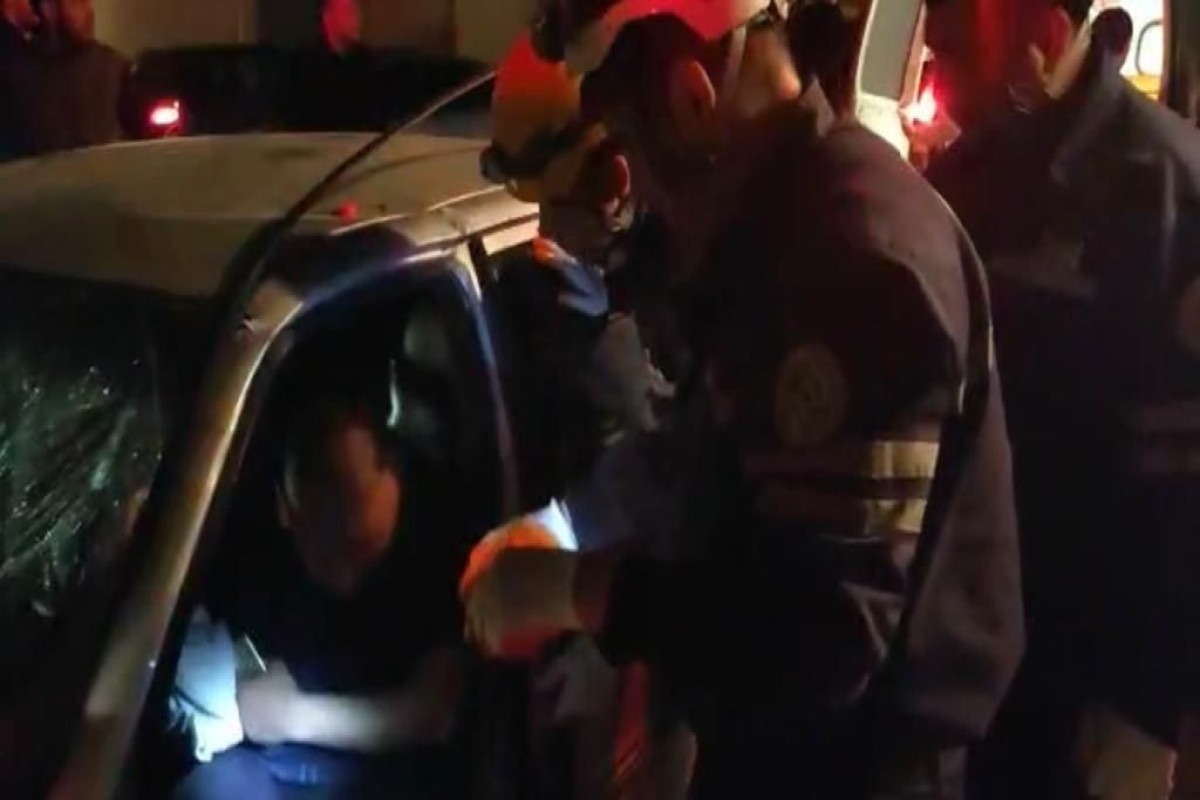 Suraxanıda “Mercedes” markalı minik avtomobili ağaca çırpılıb, yaralı var - FOTO  - VİDEO  - YENİLƏNİB 