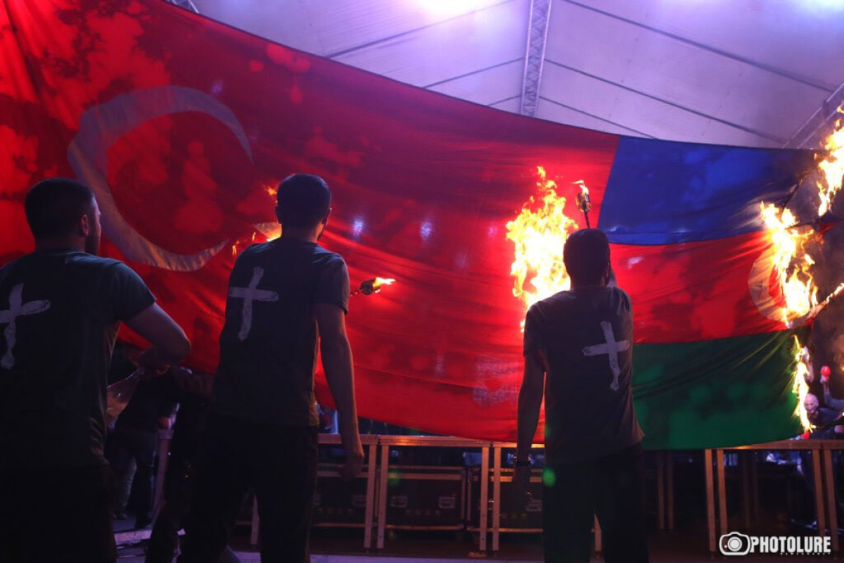 XİN İrəvanda Azərbaycan və Türkiyə bayraqlarının yandırılmasını pisləyib