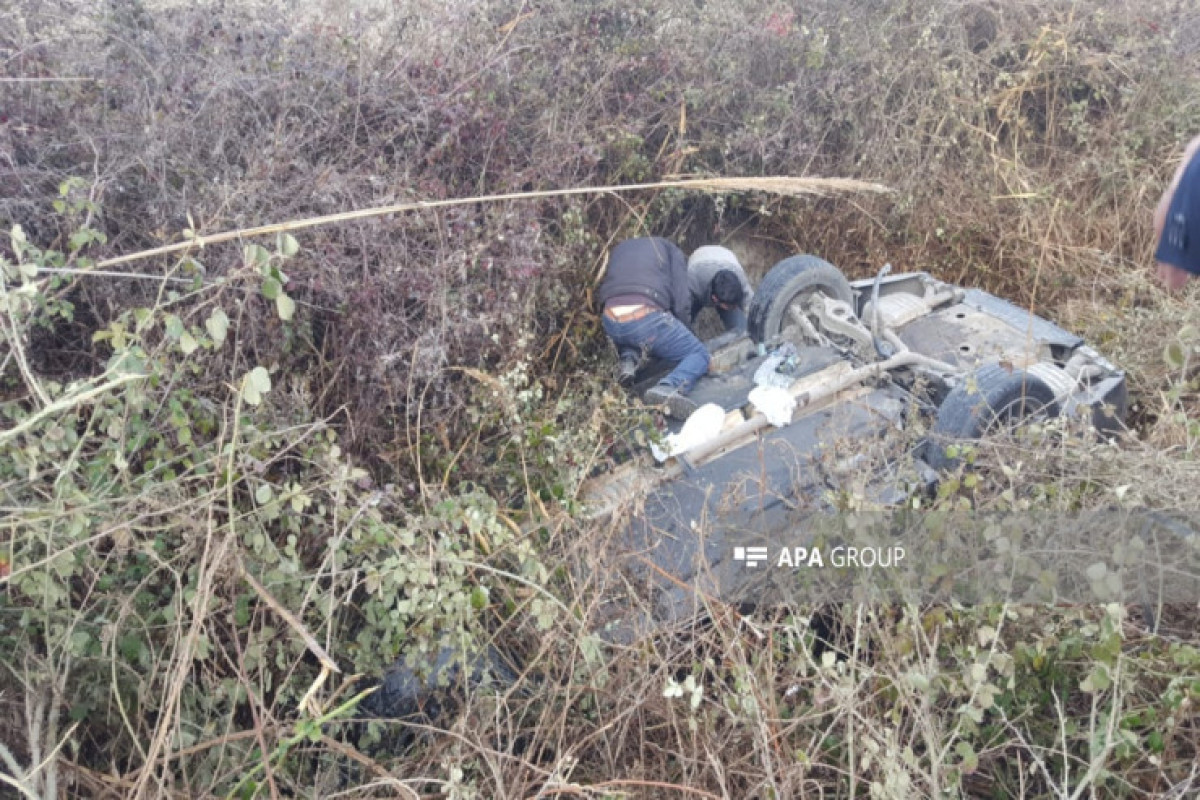 Qobustanda avtomobil çökəkliyə aşıb, sürücü ölüb