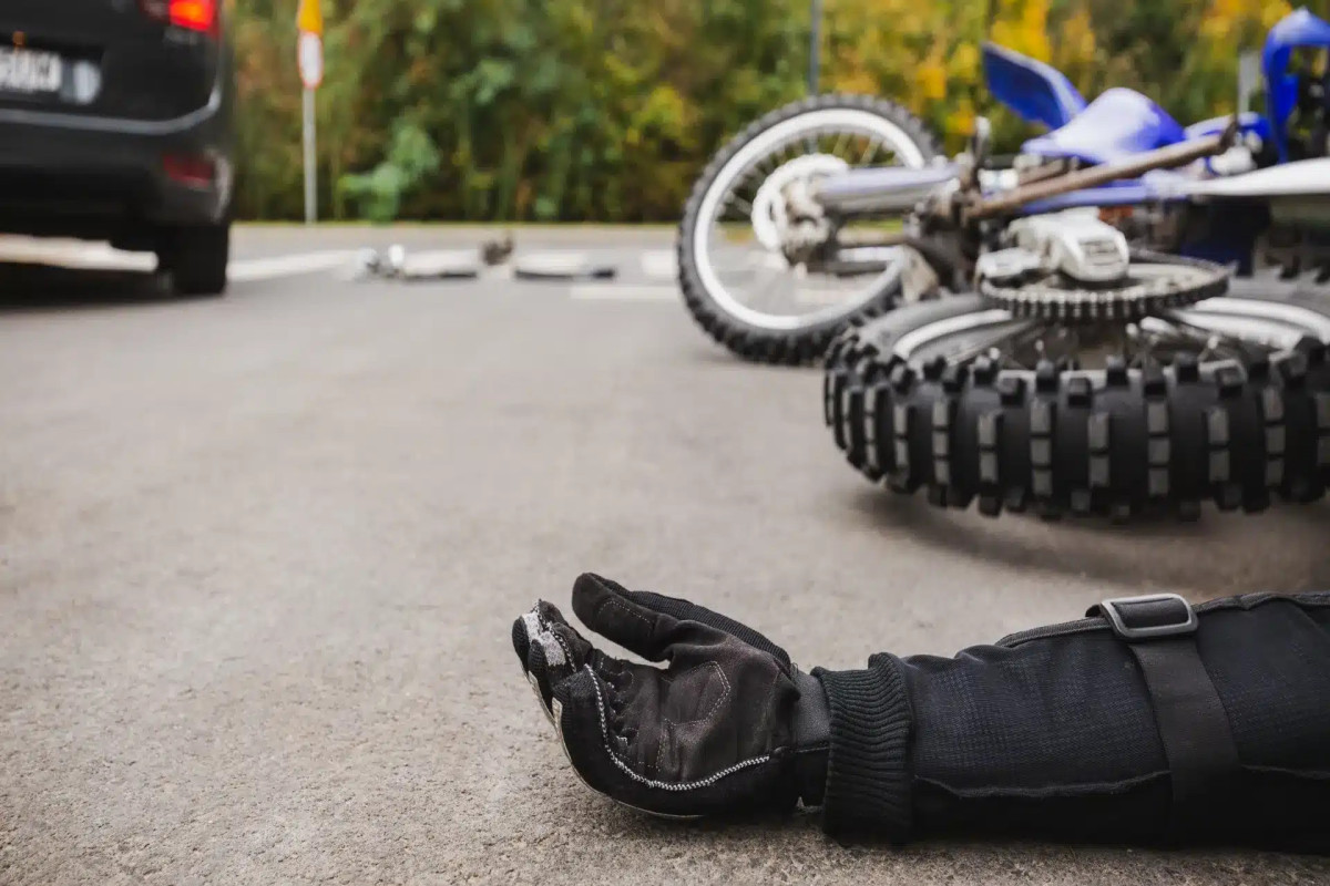 Biləsuvarda motosiklet ağaca çırpılıb, sürücü xəstəxanada ölüb