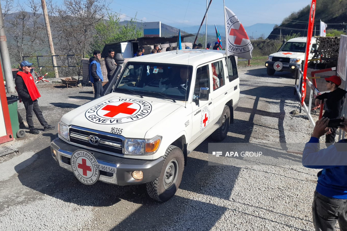 Laçın-Xankəndi yolundan içində erməni əsilli sakinlər olan BQXK maşınları maneəsiz keçib - YENİLƏNİB 