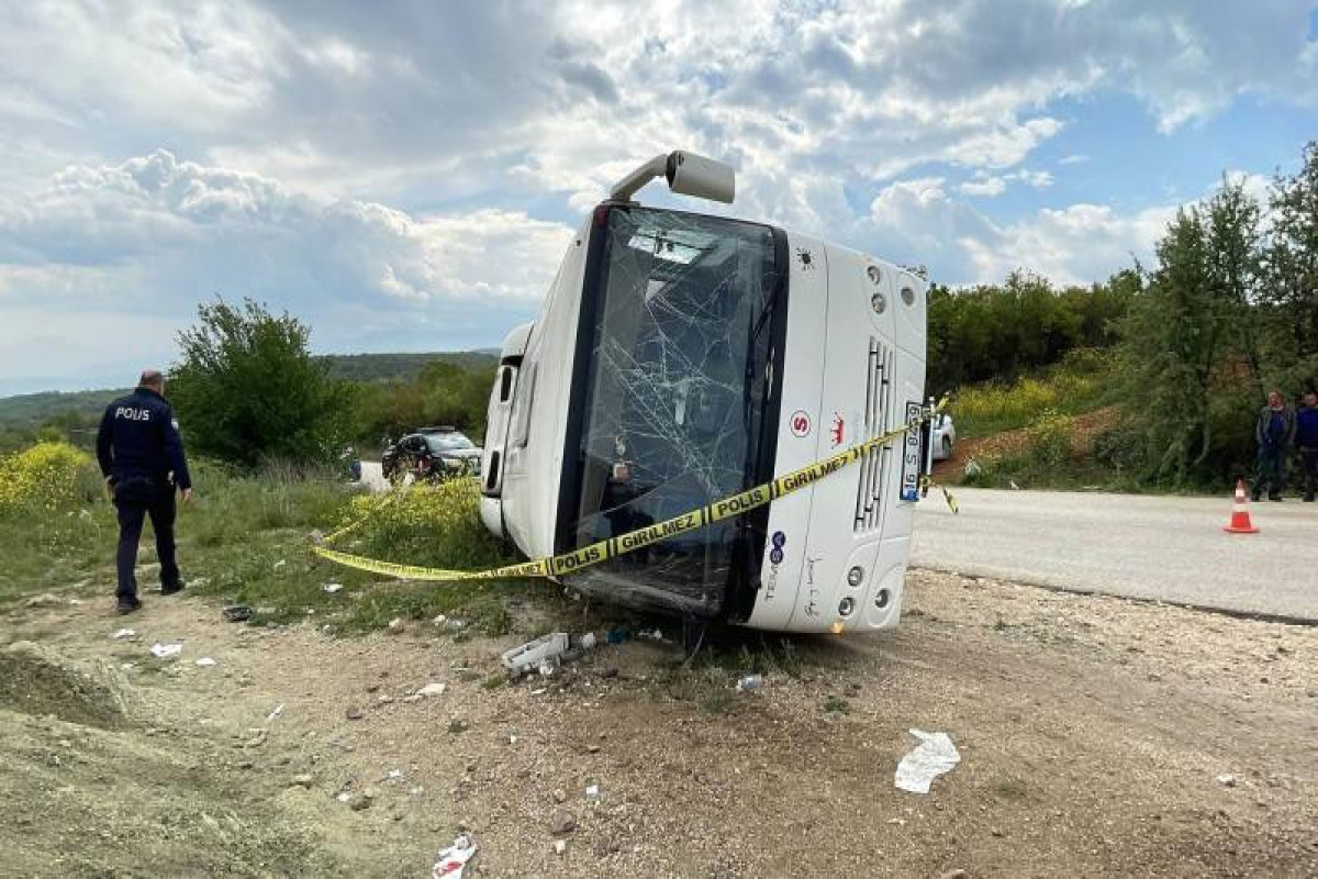 Türkiyədə avtobus yük maşını ilə toqquşub, 23 nəfər yaralanıb