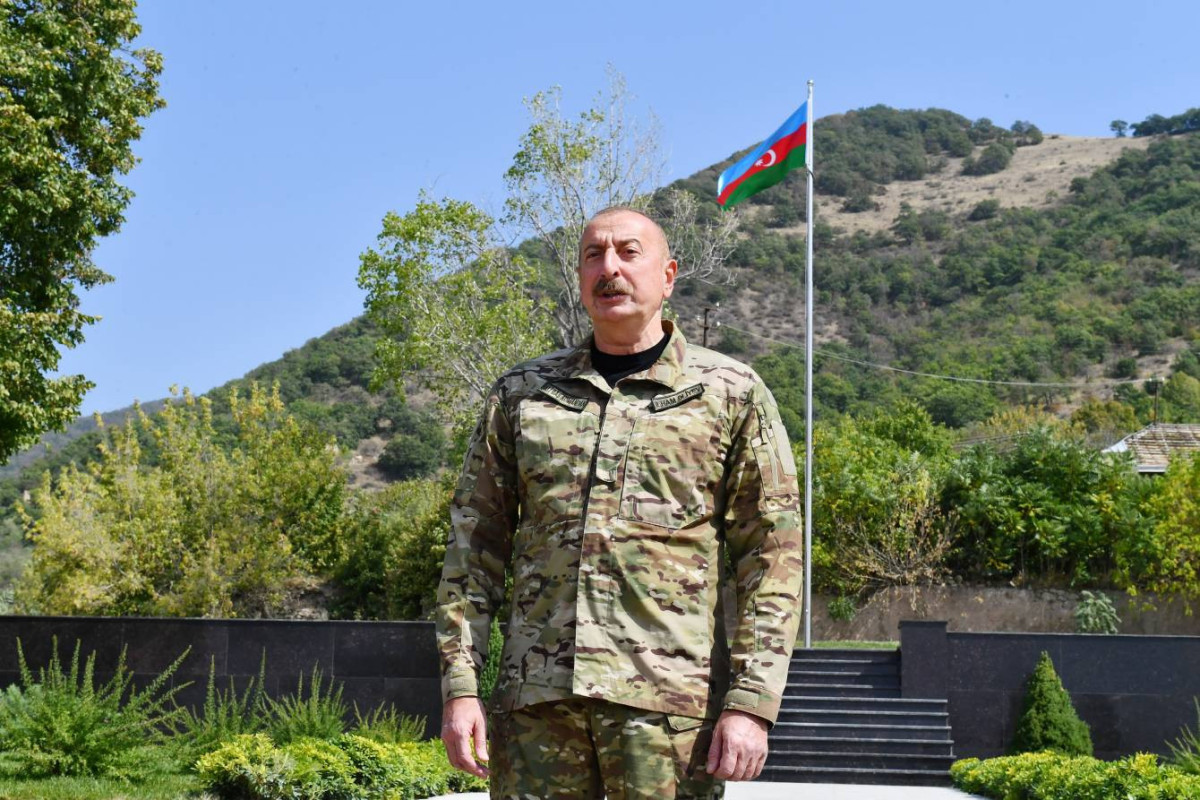 Prezident İlham Əliyev Laçın şəhərində Azərbaycan bayrağını ucaldır