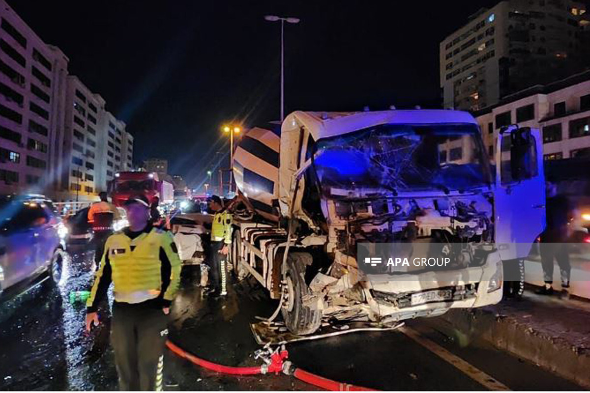 Bakıda 5 maşının toqquşması zamanı avtomobil yanıb, xəsarət alanlar var - FOTO 