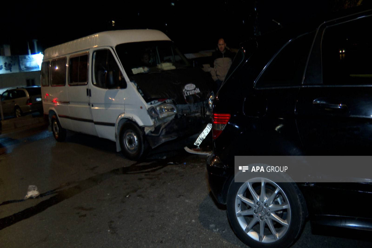 Bakıda mikroavtobusla maşın toqquşub - FOTO 
