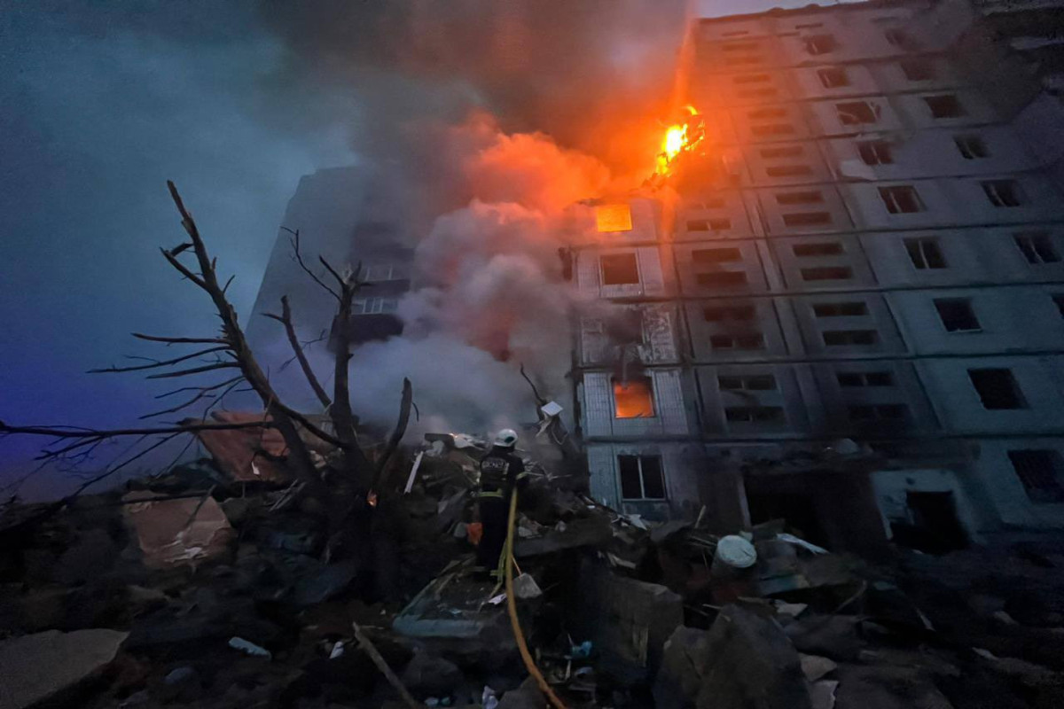 Ukraynada yaşayış binasının atəşə tutulması nəticəsində ölənlərin sayı 19 nəfərə çatıb - FOTO  - YENİLƏNİB 
