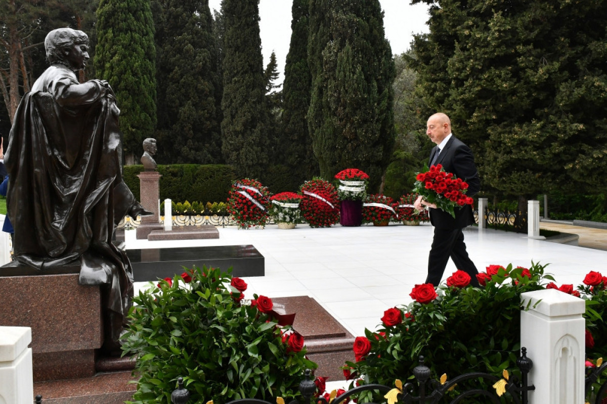 Президент Ильхам Алиев посетил могилу академика Зарифы Алиевой
