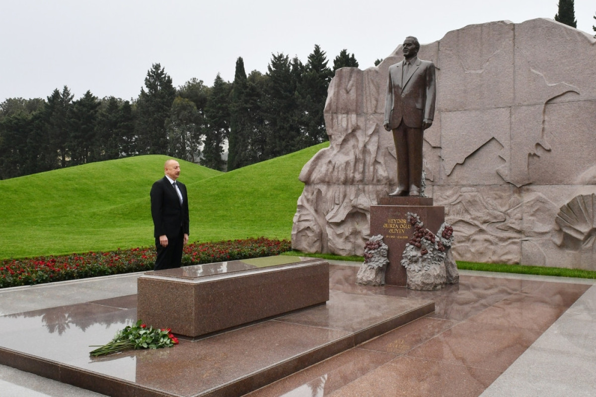 Президент Ильхам Алиев посетил могилу академика Зарифы Алиевой
