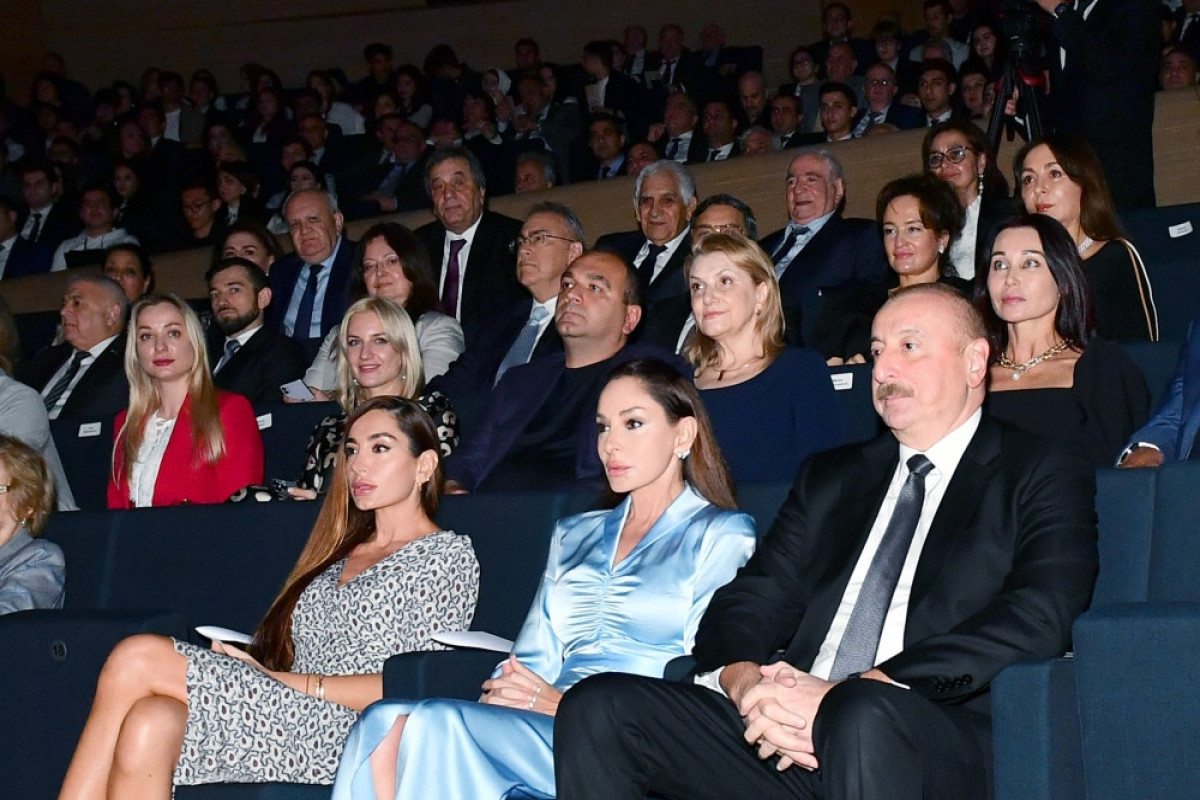 Prezident və birinci xanım akademik Zərifə Əliyevanın 100 illiyi münasibətilə konsertdə iştirak ediblər