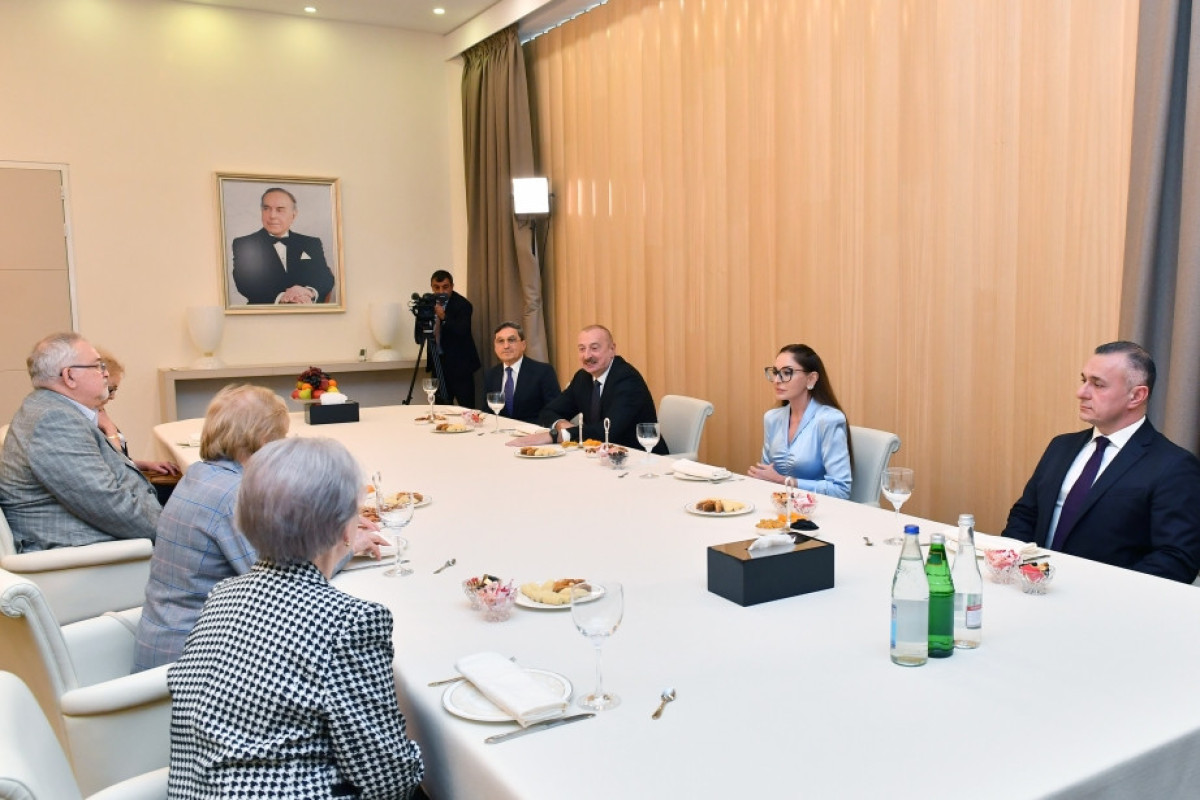 Prezident və birinci xanım akademik Zərifə Əliyeva ilə bir dövrdə çalışmış oftalmoloqlarla söhbət ediblər
