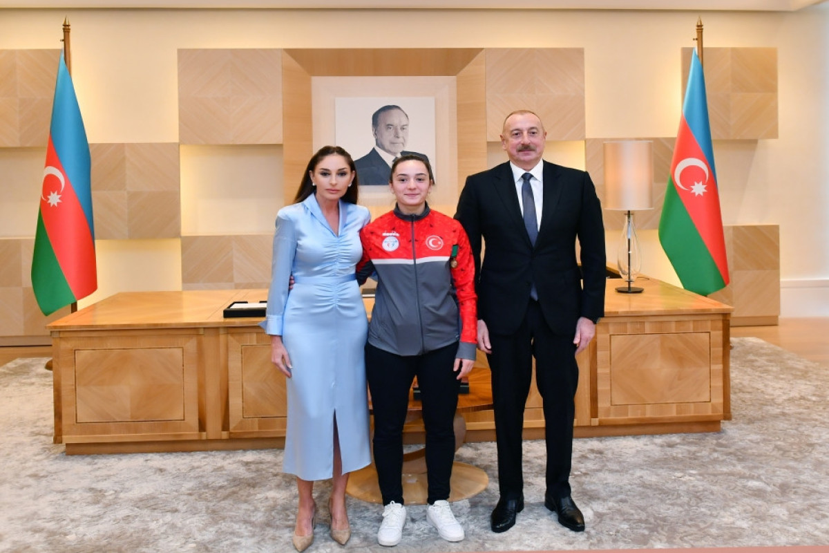 President Ilham Aliyev and First Lady Mehriban Aliyeva met with Turkish athletes who dedicated their victories to Azerbaijan at European Weightlifting Championships-UPDATED 