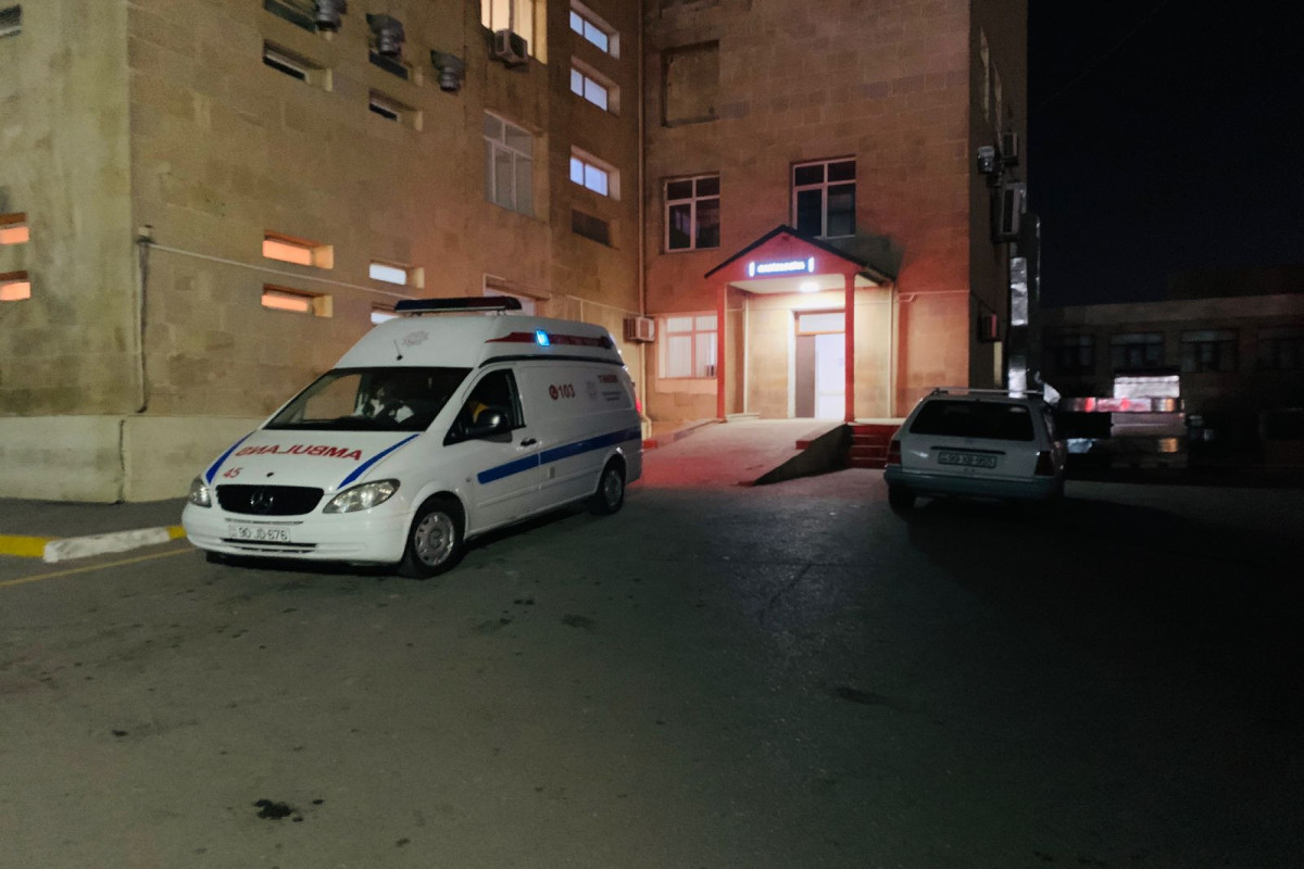 Bakı sakinini avtomobil vuraraq ayağını sındırıb