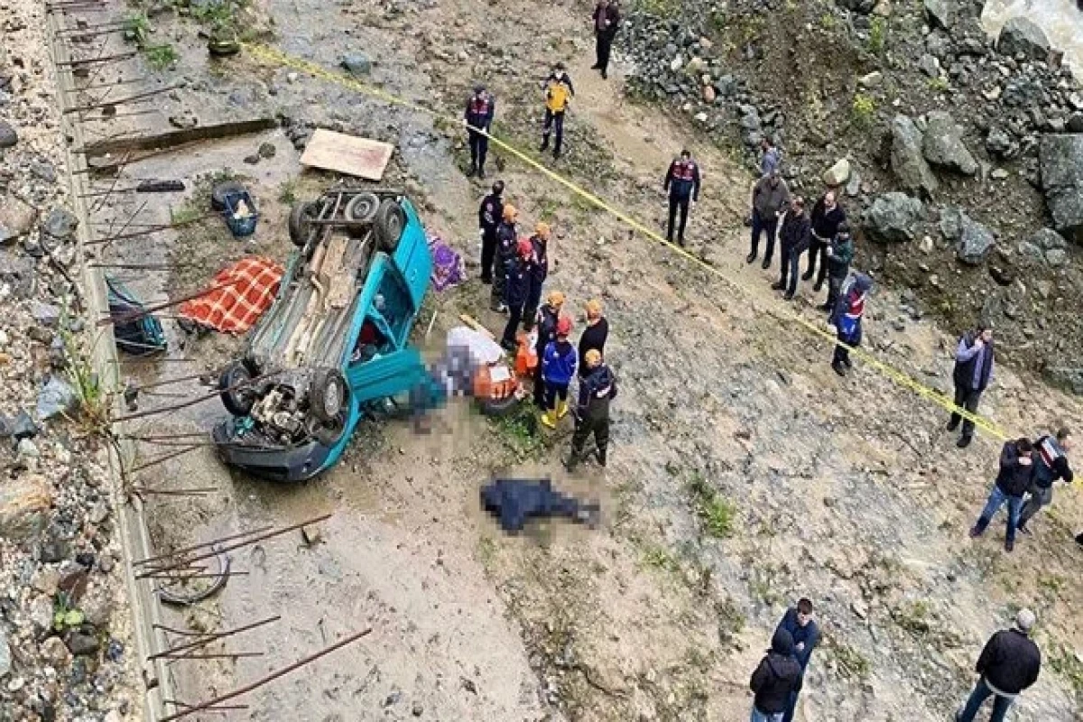 Türkiyədə avtomobil dərəyə aşıb, 3-ü eyni ailədən olmaqla 4 nəfər ölüb