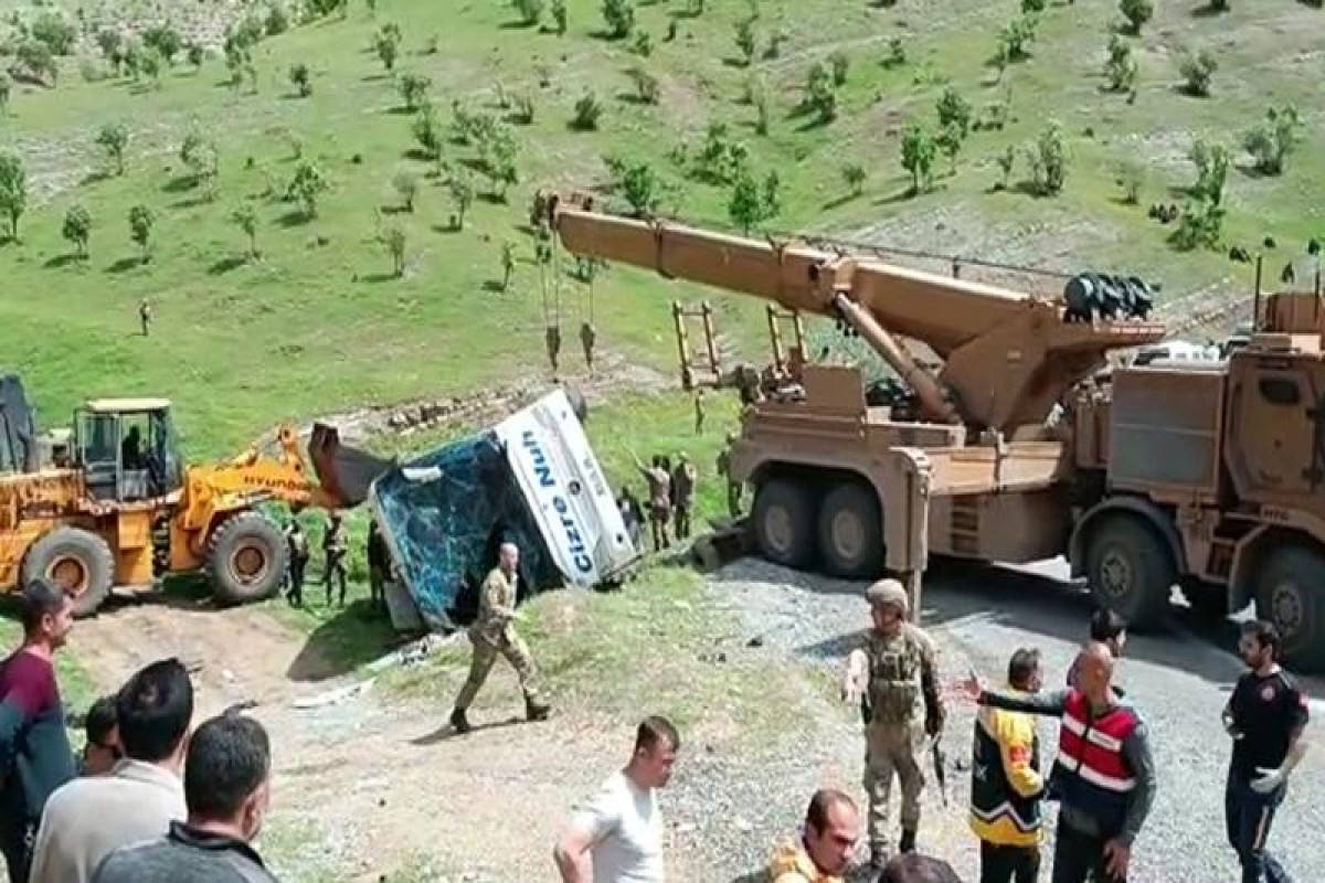 Türkiyədə əsgərləri daşıyan avtobus aşıb, 2 şəhid, 45 yaralı var