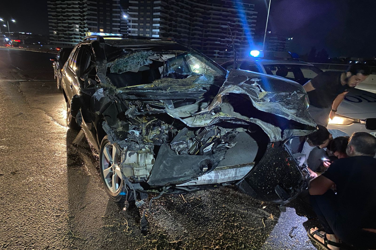 Bakı-Sumqayıt şosesində minik avtomobili yük maşınına çırpılıb, xəsarət alan var - FOTO 