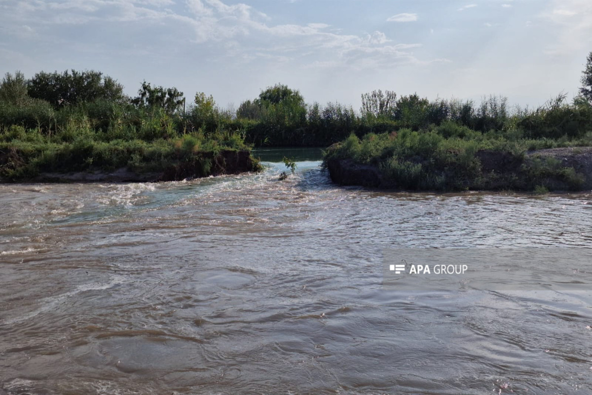 Bərdədə Yuxarı Qarabağ kanalının bəndi uçub, ətraf əraziləri su basıb - FOTO 